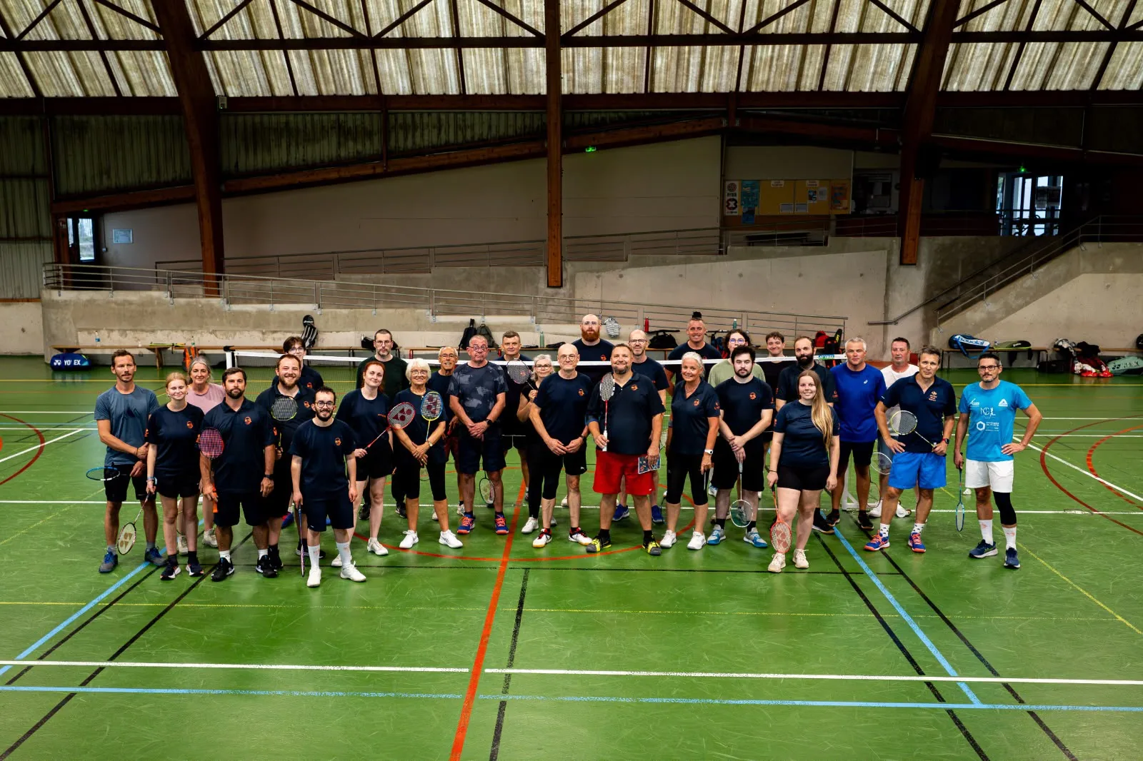 Photo générale des adhérents du Badminton Samsonnais réunis dans la salle omnisports