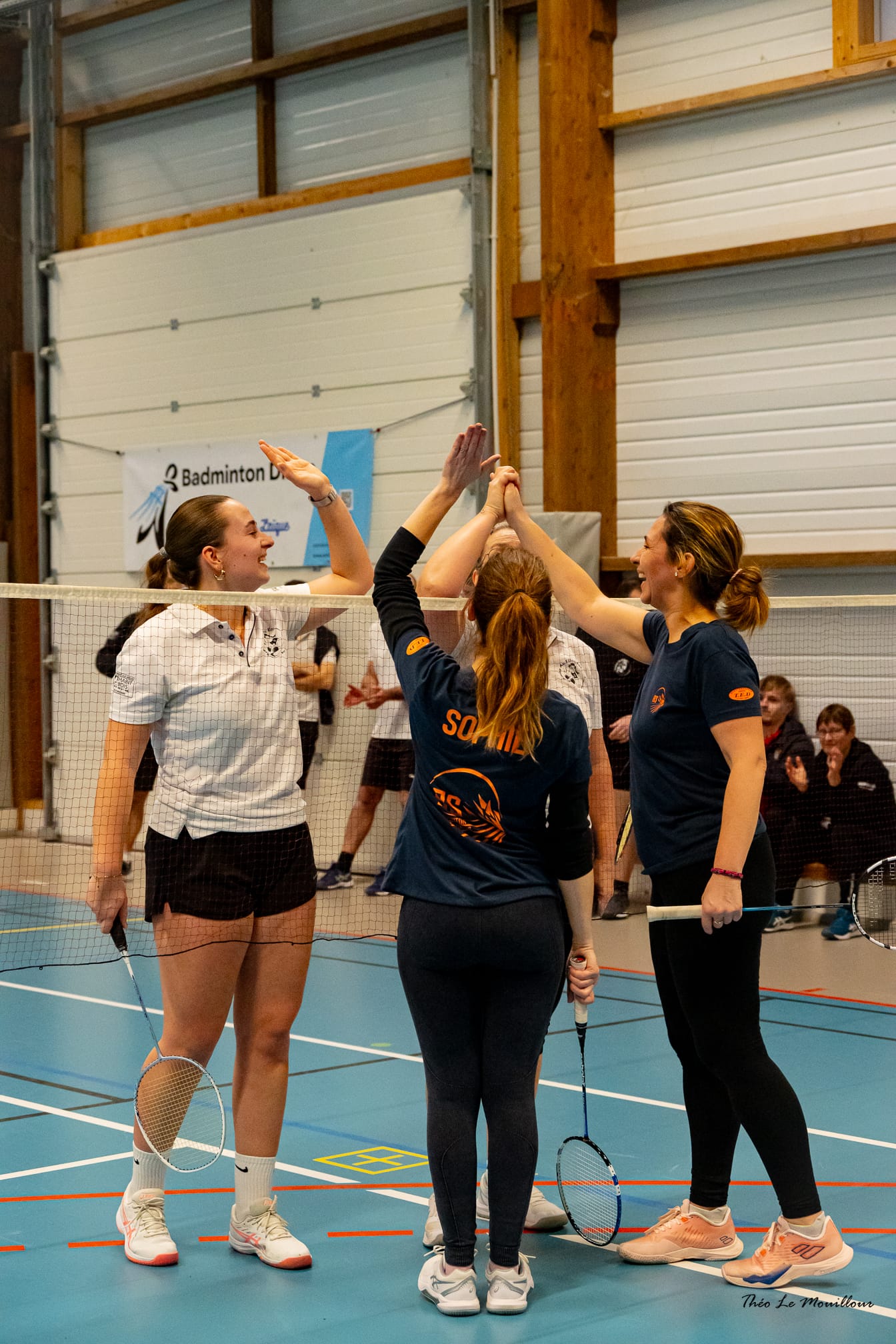 Des joueuses se félicitent au filet après un match
